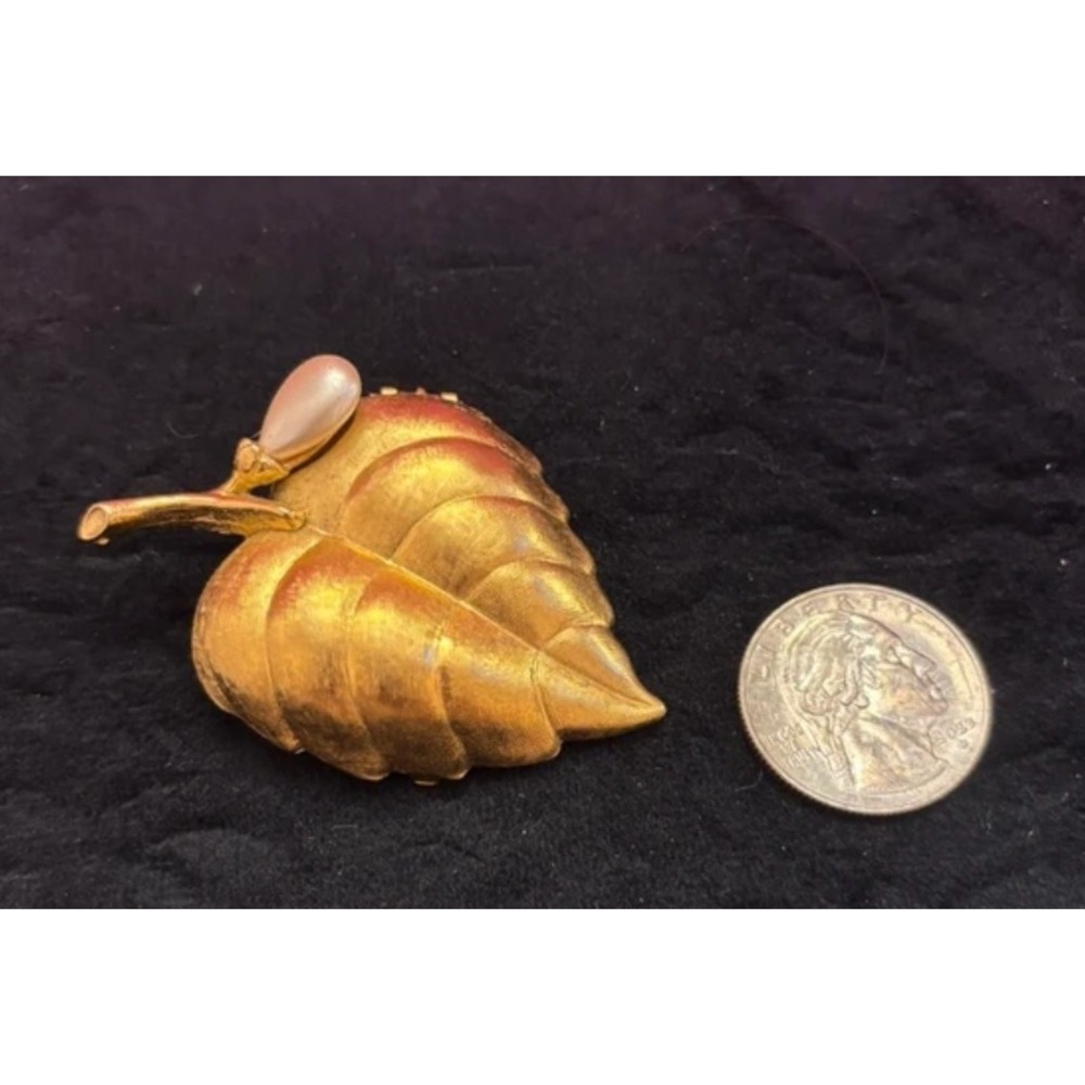 Vintage Avon Gold Tone Leaf Locket Brooch Faux Pearl Box Pin